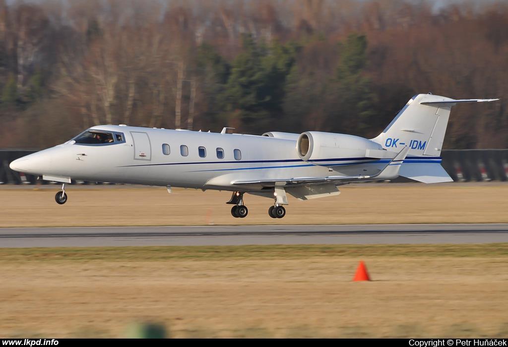 Bombardier Learjet 60 XR Dalším letounem ve flotile ABS Jets je Bombardier Learjet 60 XR. Tento malý letoun je specifický svým rychlým stoupáním a vysokou rychlostí.