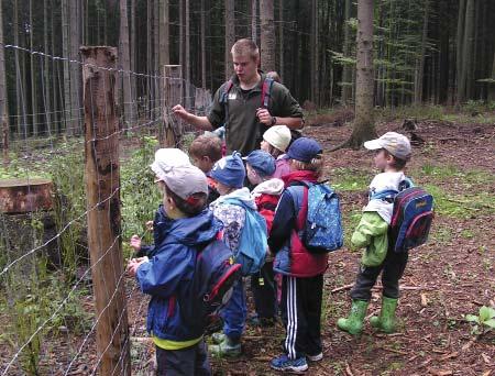 Lesní pedagogiku provádějí organizace zabývající se správou lesních majetků, hospodařením v lesích či lesnickou osvětou a lesnické školy po celé České republice.