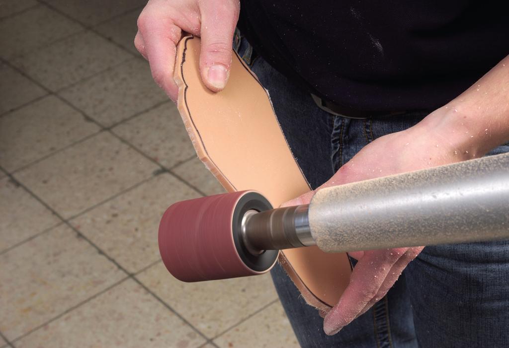 1 Výroba desky chodidla Položte pod zdravé chodidlo desku z ThermoLynu. Potom na desku načrtněte obrys chodidla. Pomocí pásové pily vyřízněte stélku z PE.