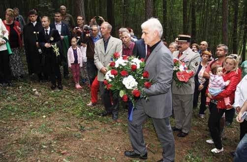 reportáž 25 Poté shromáždění pokračovalo k hrobu Na Francouzích, aby uctilo památku zemřelých.
