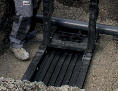 Usazení kabelové šachty z polykarbonátu Rámy a dno šachty jsou