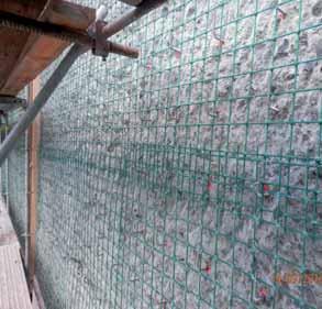 STAVEBNÍ KONSTRUKCE STRUCTURES dena jeho sanace stříkaným betonem. Renovace dilatačních spár byla provedena odstraněním těsnicích klínů, výměnou izolace a zainjektováním.