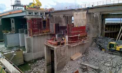 2 View of the reconstructed concrete slope protection; on the right there is the newly constructed control building, on the left the reconstructed service spillway Obr.
