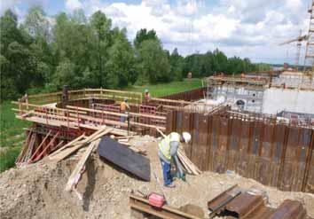 STAVEBNÍ KONSTRUKCE STRUCTURES 8 9 K břehovým pilířům přiléhají břehová křídla, která jsou tvořena štětovou stěnou zčásti zakrytou betonovým pláštěm a zčásti zasypanou štěrkopískem a zajištěnou