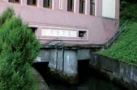 5 Jez Tuf na Starohorském potoku a uzávěr druhé přívodní štoly k nádrži Jelenec Fig. 5 Tuf weir on the Starohorský stream and the sluice-gate of the second penstock to the Jelenec reservoir Obr.