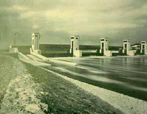 [11] Stavba začala v roce 1932 budováním zdymadla v nejvýše položeném bodě soustavy v Dolních Kočkovcích (obr.