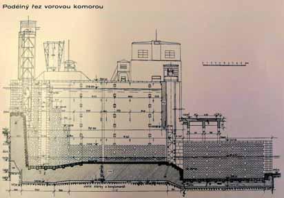 HISTORIE HISTORY 9a 9b 9c 9d 9e Obr. 8 Derivační přívodní kanál: a) řez, b) Dinglerův betonovací stroj při betonáži, c) současný stav Fig.