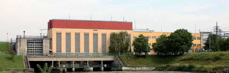HISTORIE HISTORY 10a 10b objekt a rozvodna nepůsobily vzájemně rušivě, je hala opticky snížena uskočením svého vrcholu.