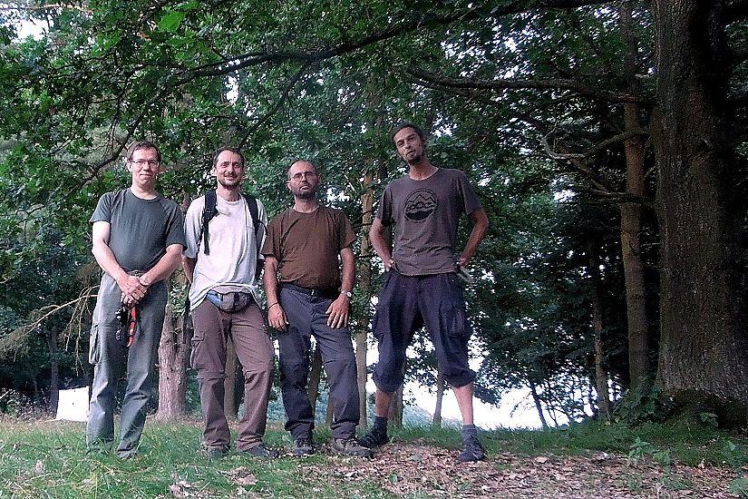 Po krátkém seznámení se spodní částí obory s již prořezanou alejí jírovců v okolí rybníka, jsme zaparkovali u zámku Vítkovec a šli instalovat odchytové plochy a světelné zdroje. V režii L.