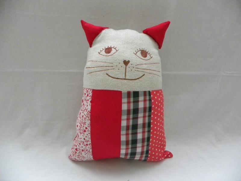 Názov: Maznáčik Popis: Textilný vankúšik v tvare mačky.