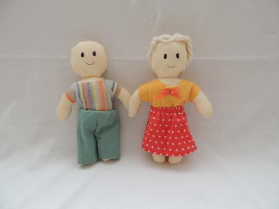 Názov: Janko a Marienka Popis: Textilné hračky v tvare chlapca a dievčatka.