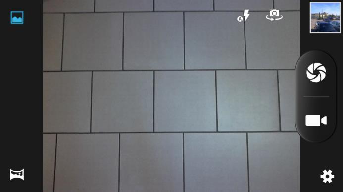 FOTOAPARÁT/KAMERA Telefon disponuje možností pořizování fotografií a nahrávání videí.