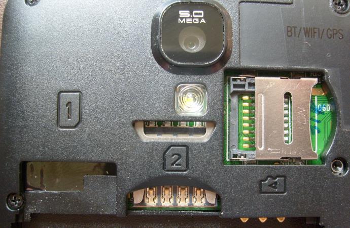 INSTALACE KARET: SIM1, SIM2 a microsd Sloty pro SIM1, SIM2 a microsd se nacházejí nad akumulátorem.