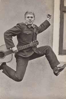 20, Denní rozkazy 1964) Vojín Viktor Sodoma drží v ruce nikoliv mikrofon ale násadu od smetáku.