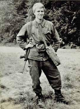 212 Vojín Sodoma již jako mazák se samopalem vz. 58V.