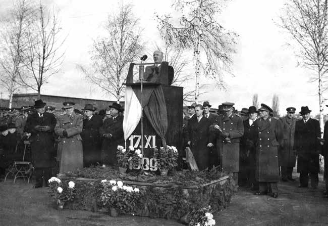 33 Ministr vnitra Václav Nosek při projevu během pietního aktu připomínajícího zastřelení studentů a slavnostní pojmenování kasáren 17. listopadu v roce 1947. (VÚA-VHA Praha) jako kasárna 17.