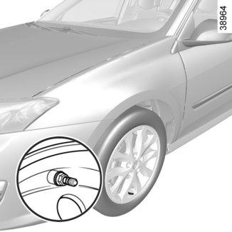 SYSTÉM KONTROLY TLAKU V PNEUMATIKÁCH (3/4) B Výměna kol a pneumatik Tento systém vyžaduje specifické vybavení (kola, pneumatiky, ozdobné kryty, ).