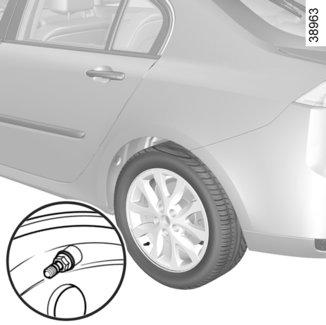 SYSTÉM KONTROLY TLAKU V PNEUMATIKÁCH (4/4) Úprava tlaku v pneumatikách C D Tlak se musí upravovat za studena (viz štítek na boku dveří u řidiče).