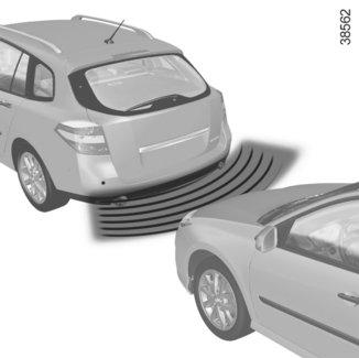 POMOCNÝ PARKOVACÍ SYSTÉM (1/4) Funkční princip Ultrazvukové snímače umístěné (podle vybavení vozidla) v předním a/nebo zadním nárazníku vozidla, měří vzdálenost mezi vozidlem a překážkou.