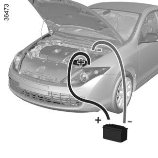AKUMULÁTOR: odtah vozidla (3/3) 8 8 7 B 9 A 2 3 7 10 Akumulátor v zadním zavazadlovém prostoru (motory V6) Použijte svorky v motorovém