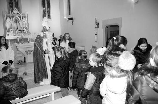 Výborne si počínala aj skupina obsluhujúcich žiakov i žiačok ZŠ s MŠ v Zavare, ktorých koordinovala riaditeľka Mgr. Andrea Mršťáková. Pružne a milo rozniesli pripravenú stravu.