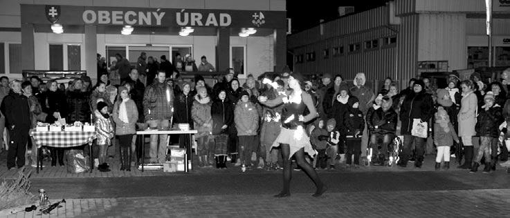 7 UDALOSTI (dokončenie zo str.: 6) V predsviatočnej atmosfére sa občania Zavara i hostia postupne rozchádzali a prezerali si krásnu vianočnú výzdobu. 6. decembra privítali Mikuláša i členovia Klubu seniorov pri Obecnom úrade v Zavare.