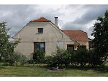 V přízemí domu se nachází vstupní veranda, kuchyně, obývací pokoj, ložnice, koupelna s vanou a WC, komora. Dále dům disponuje půdou.