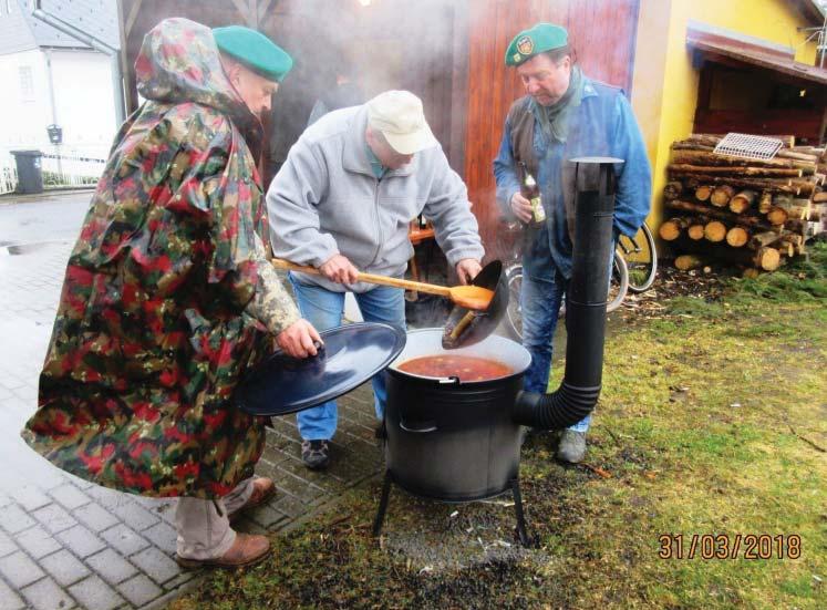 Chlapi nejdøíve spoleènì pokrájeli tvrdý salám, slaninu, cibuli a to pøedali