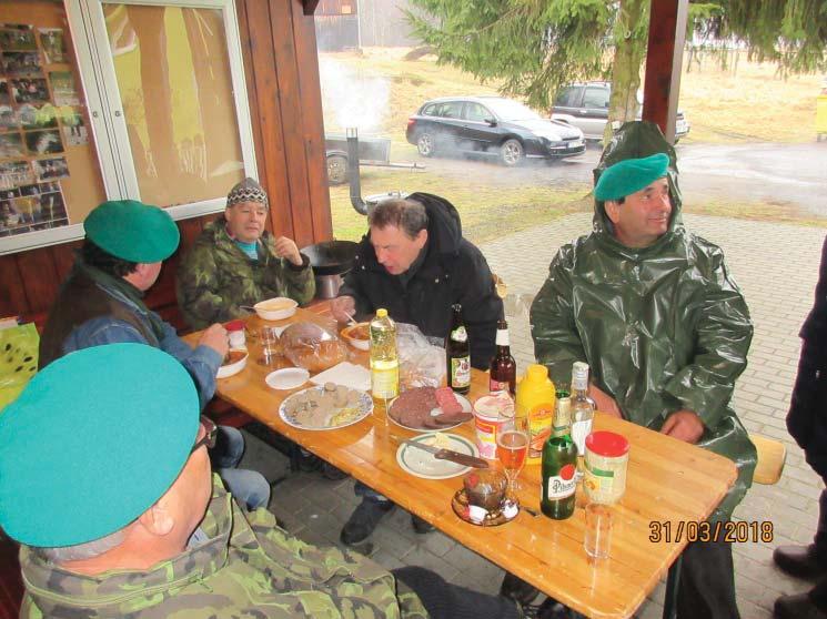 èervenou papriku. Mezi tím se na dalším ohništi vaøily oloupané brambory.