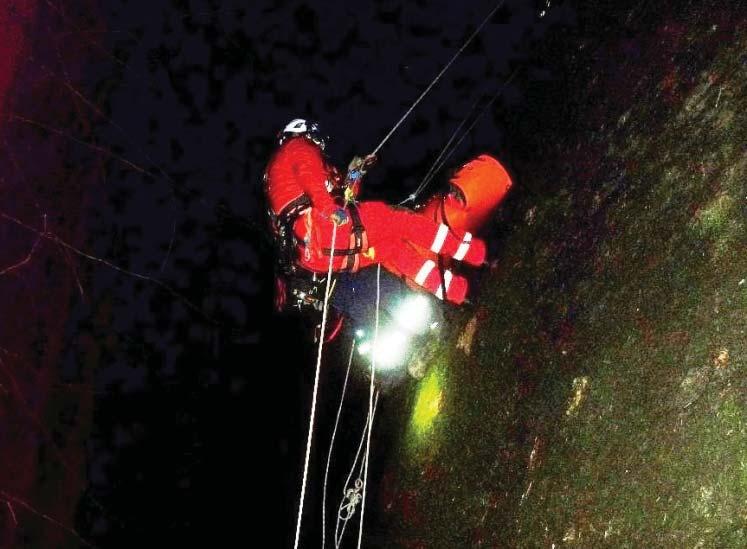 Z èinnosti hasièù Jelení rokle - nároèný zásah hasièù a záchranáøù Ještì nezaèala hlavní turistická sezóna a hasièùm pøibyl dvanáctý zásah.
