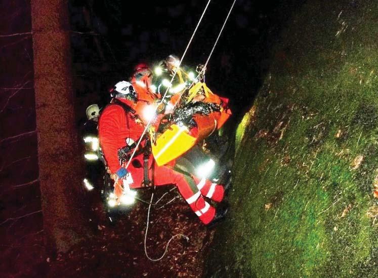 Hasièi se rozdìlili na tøi skupiny, každou vedl hasiè ze Høenska kvùli znalosti terénu. Bohužel v místním terénu se lišily i GPS souøadnice.