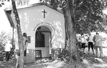 14 Co přivádí zástupy lidí na Nový rok a o srpnové pouti na tento vrch? A skupinky turistů a vůbec návštěvníků nepřetržitě po celý rok? Vždyť výhledy po vyřazení rozhledny jsou nevalné!
