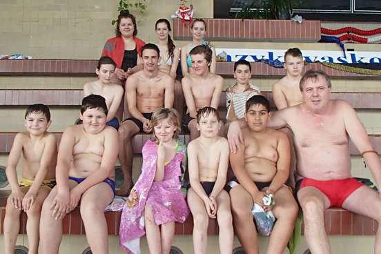 důležitý rehabilitační sport. Výuka je vždy doplněna o krátký pobyt ve vířivce, zájemci si užijí i páru. V závěru dvouhodinovky vždy zbyde čas na zpestření formou různých her.