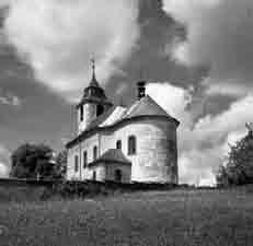 ství. V Holenicích a v Jívanech dostávalo 17 osob men í dûchod 51 K ãtvrtletnû do r. 1927 (za 2 K stfievíce pro kol. chlapce H. K.).