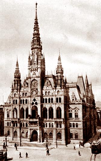 osudy památek Plných 60 let, od 22. září 1891, zdobila špičku věže novorenesanční radnice plastika rytíře Rolanda (foto z r. 1906) Vydržel tam 60 let a osm měsíců až do 20.