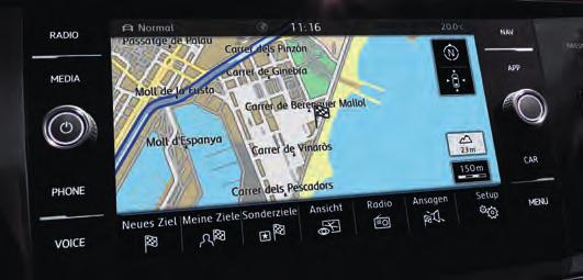Kromě barevného dotykového TFT displeje s přibližovacím senzorem je vybaven předinstalovanými navigačními mapami Evropy. SO Nabíjecí kabel můžete nechat doma.