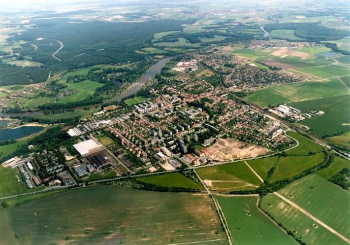 cz Sousední obce: ČEÁKOVICE Káraný, ázně Toušeň, Zeleneč, Nehvizdy, Vyšehořovice, Mochov, Přerov nad abem, ysá nad abem STRUČNÁ CHARAKTERISTIKA OBCE Čelákovice (2006) od jihozápadu (zdroj: www.