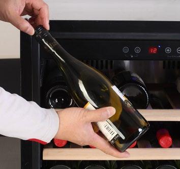 18 lahví vína Možnost uskladnění až 18 lahví vína (55 l) Nastavení teplot od 5 do 22 C 2 dřevěné (bukové)
