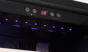 chromovaných polic Digitální display (červený) Modré LED osvětlení Přepínač zobrazování teploty ~C/F Dvířka a rukojeť z nerezové oceli Dvířka z temperovaného tvrzeného kouřového skla Chlazení