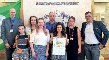 Tato londýnská šestice vznikla před osmi lety a dnes má zaslouženou pověst jedné z nejvíc energických a oblíbených kapel na Britských ostrovech.