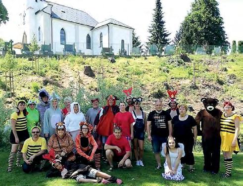 Prošli stanoviště myslivců, kteří zde nabízeli tradičně výborný zvěřinový guláš, ale též vystavovali trofeje zvěře i živé ptáky krkavce, sovy aj., jež obdivovaly především děti.