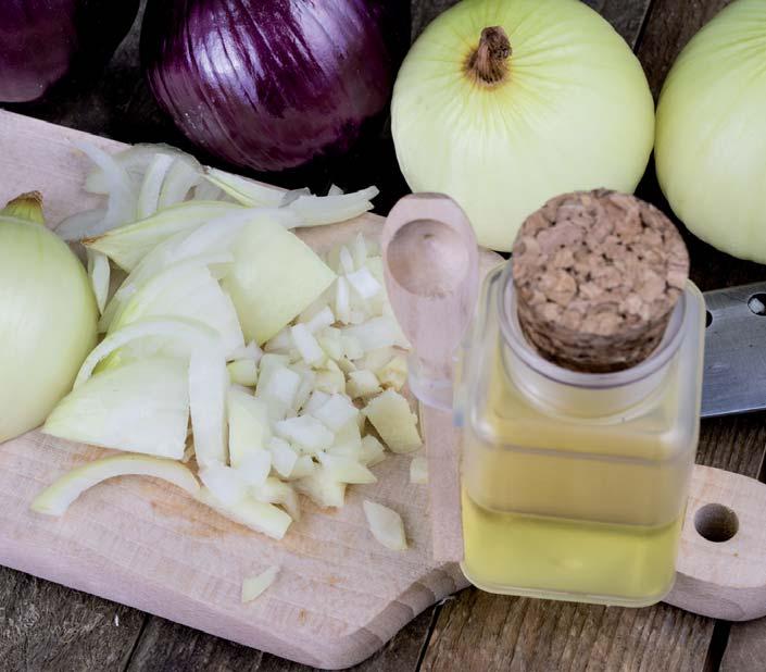 lžíci cibule a lžíci medu. Po 24 hodinách se ve sklenici vytvoří jemně jantarová tekutina cibulový sirup. Když ho přecedíte, můžete přidat i zázvor nebo česnek.