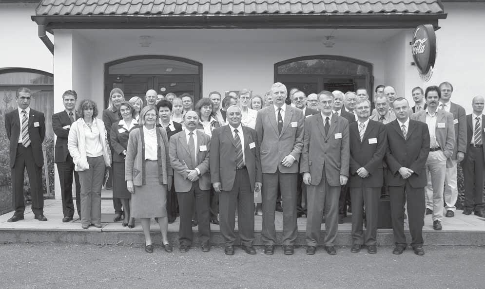 Účastníci zasedání před kongresovým centrem Floret v Praze-Průhonicích. Foto J. Jandouš.