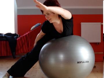 Astma a šport individuálny prístup - plávanie, turistika, bicyklovanie dychová gymnastika - každodenná súčasť života astmatika rehabilitácia - relaxačné cvičenia, Pilates, cvičenie na fit lopte, joga