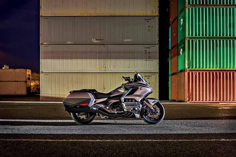 32 33 gl1800 gold wing ZLATÝ STANDARD S nejlehčím a nejvíc kompaktním modelem Honda GL1800 Gold