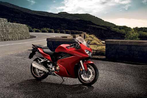 36 37 VFR800F DOŽEŇTE SVŮJ SEN S Hondou VFR800F jsou okamžiky pro které žijete mnohem lépe dosažitelné, díky řadě inovativních prvků a snížení