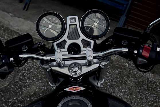 Srdcem modelu CB1100 RS je svalnatý motor DOHC o objemu 1 140 cm 3.