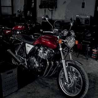 CB1100 EX s úhlem 27, stopou 114 mm a rozvorem 1 490 mm nabízí uvolněnou geometrii řízení, bezpečnou
