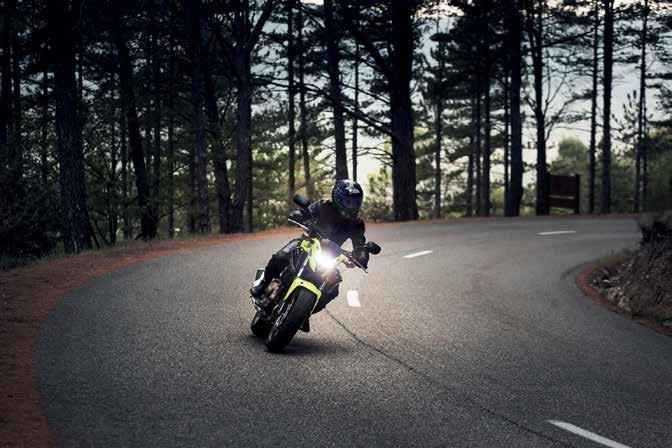 14 15 cb500f NESPOUTANÁ ZÁBAVA Z motocyklu Honda CB500F kouká spousta zábavy ještě dřív, než si na něj sednete.