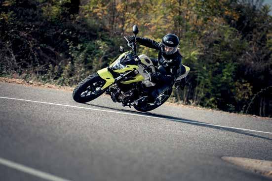 Svěží barvy, závodní pruhy a sportovní kryty motoru potvrzují, že CB500F patří na ulici. Chce se urvat z řetězu.